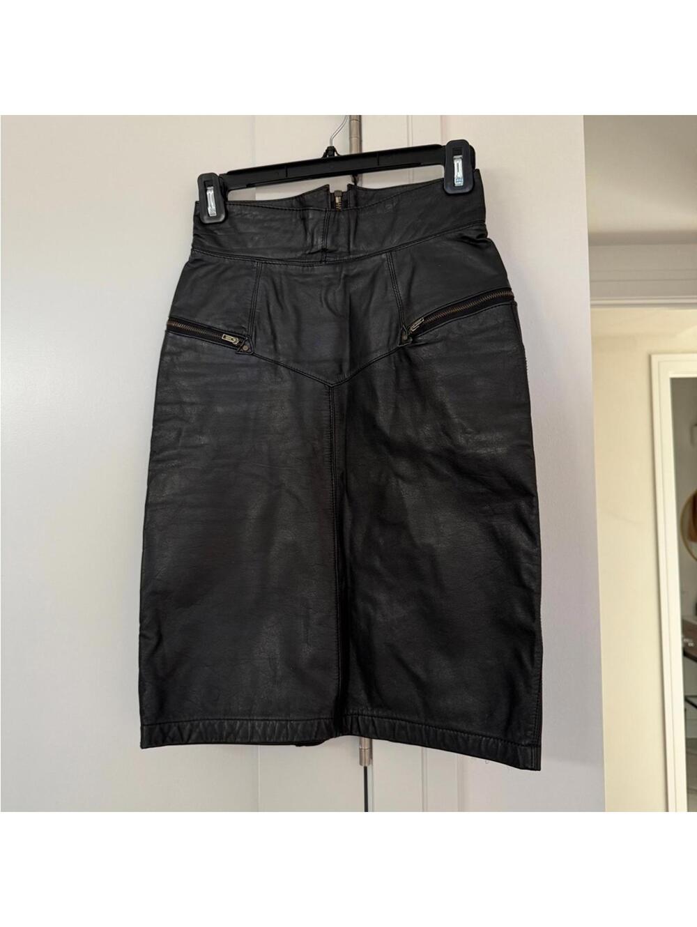 Vintage 80’s/90’s Black Faux Leather Skirt with Zipper Details - XXS/XS